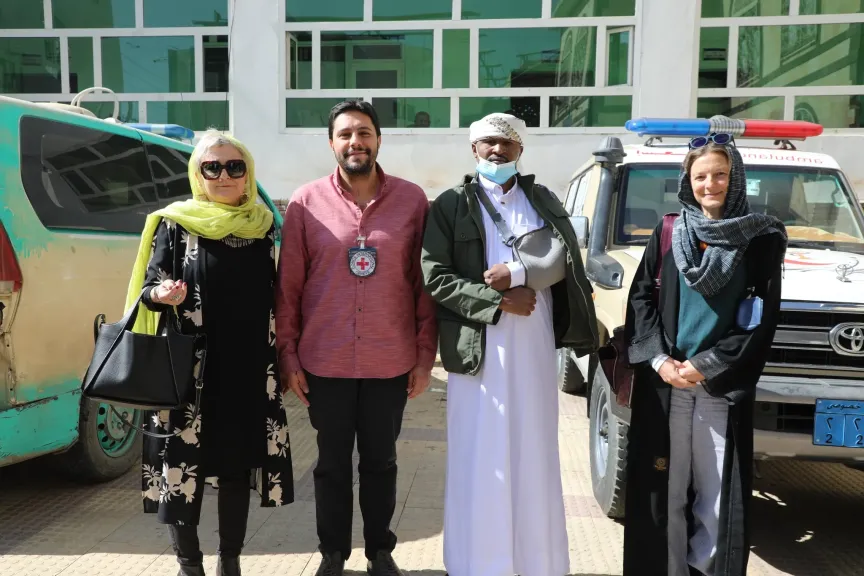 بعد تعذيبه وكسر ذراعه.. الإفراج عن محتجز سوداني من سجون مليشيا الحوثي وإرساله إلى السعودية